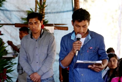 Felipe Pérez López, poblador de Primero de Agosto, leyendo el comunicado el 23 de febrero de 2016 en el campamento.