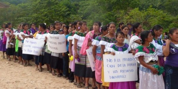 Las mujeres del Ejido de San Sebastián Bachajón, adherentes a la Sexta Declaración de la Selva Lacandona,  que luchan por la madre tierra, en el...
