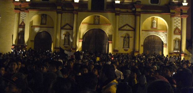14 de noviembre de 2014. Miles de personas salieron a las calles de San Cristóbal de Las Casas, Chiapas para recibir y acompañar a la...