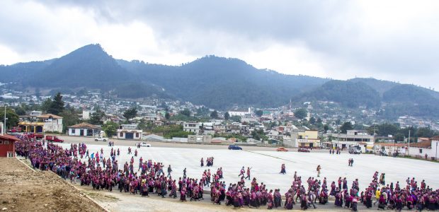 15 de mayo de 2016. Habitantes del pueblo de Zinacantán realizaron una peregrinación que partió de la iglesia de San Lorenzo hasta llegar al manantial...