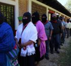 Por: Alejandro Reyes Colectivo Radio Zapatista La larga fila de bases zapatistas serpentea rodeando el auditorio para entrar del lado opuesto donde se aglomeran cientos...